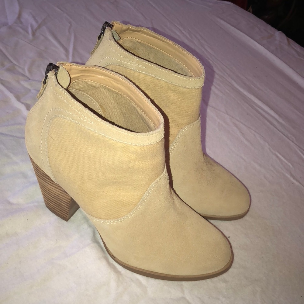 Gray by Saks booties